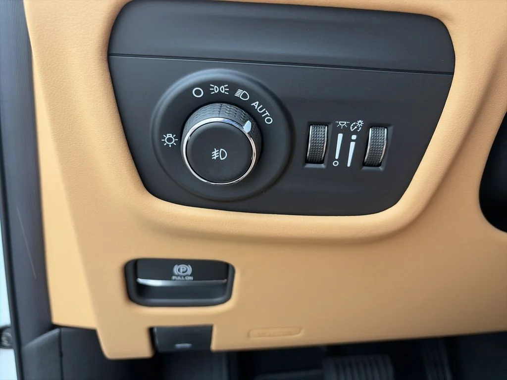 New 2026 Bright White Clear-Coat Exterior Paint Jeep Summit image 20