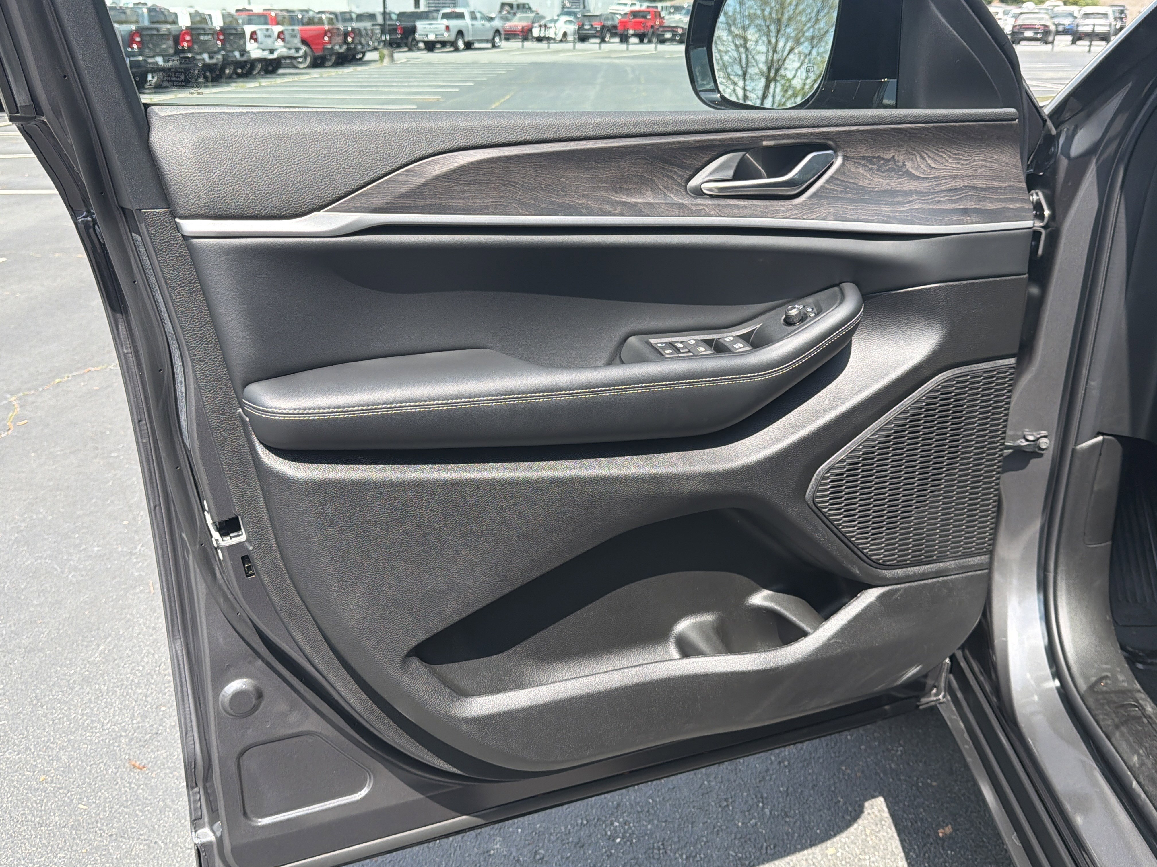 New 2026 Baltic Gray Metallic Clear-Coat Exterior Paint Jeep Altitude image 12
