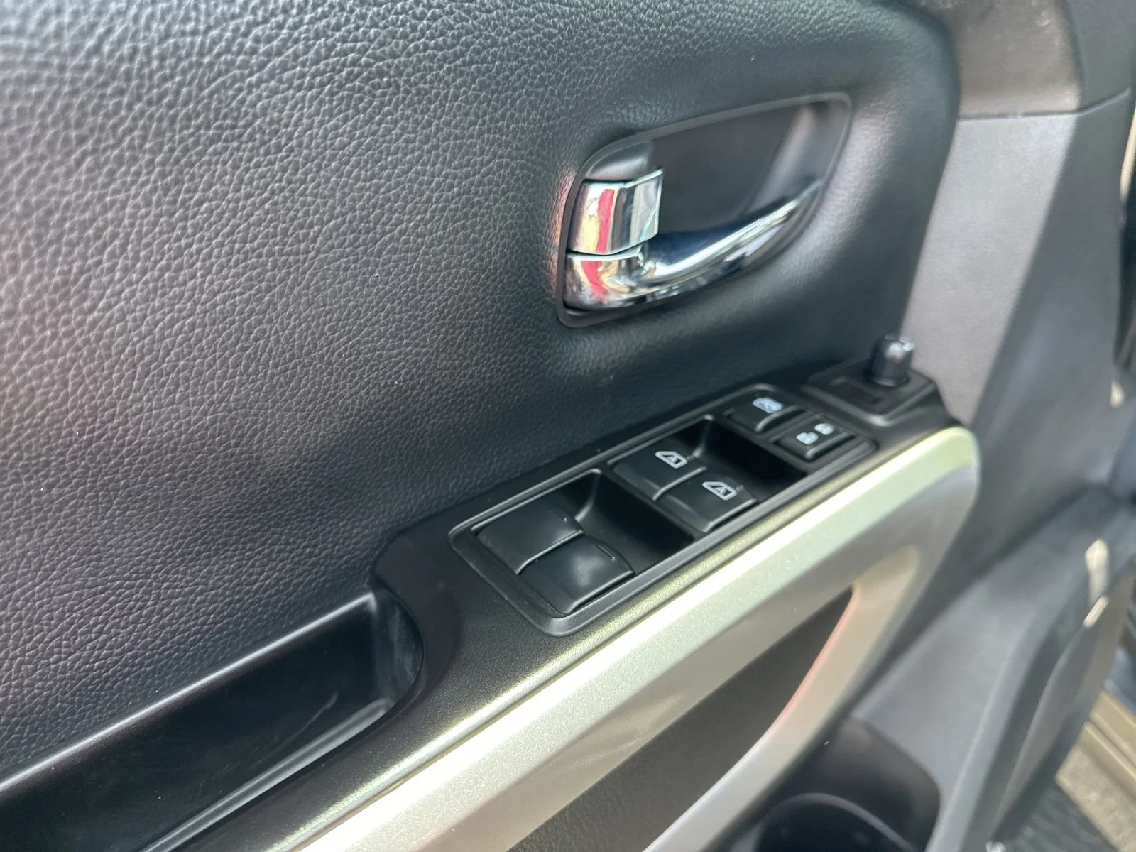 Used 2019 Gray Nissan SL image 17