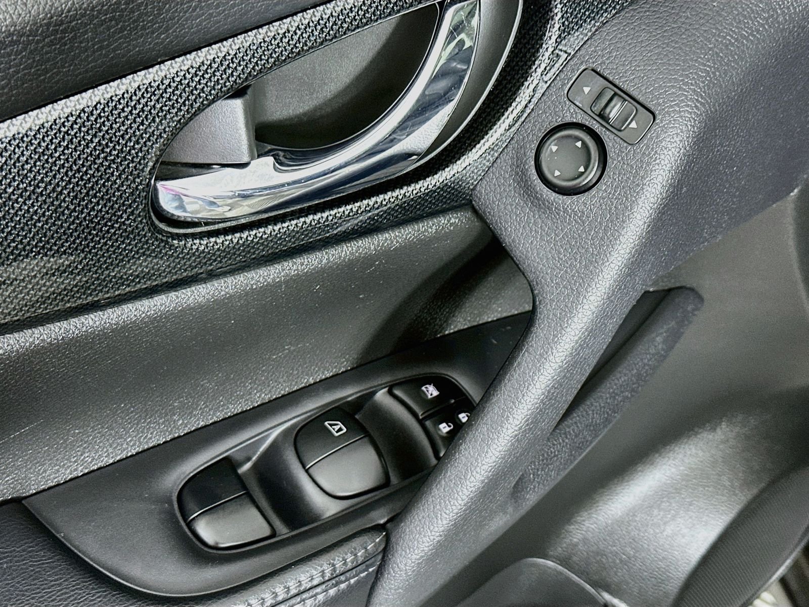 Used 2015 Gun Metallic Nissan SL image 18