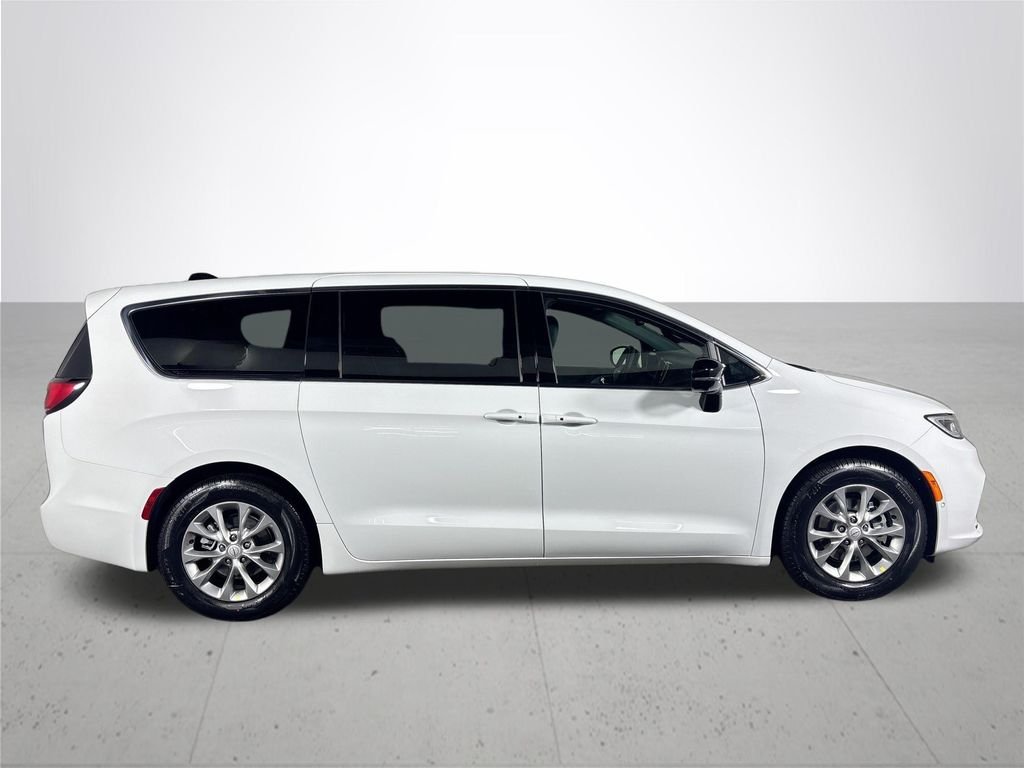 New 2026 Bright White Clear-Coat Exterior Paint Chrysler Limited image 5