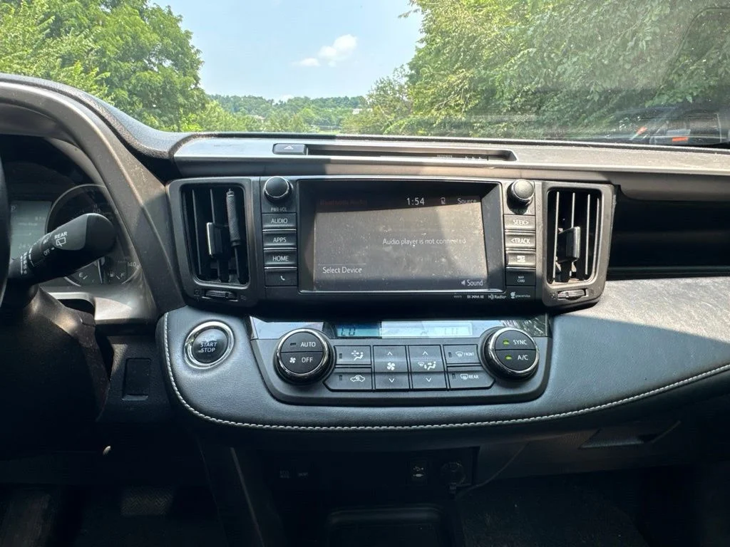 Used 2018 Silver Toyota XLE image 18