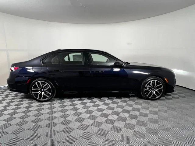 2025 BMW 7 Series 760i - Photo 8