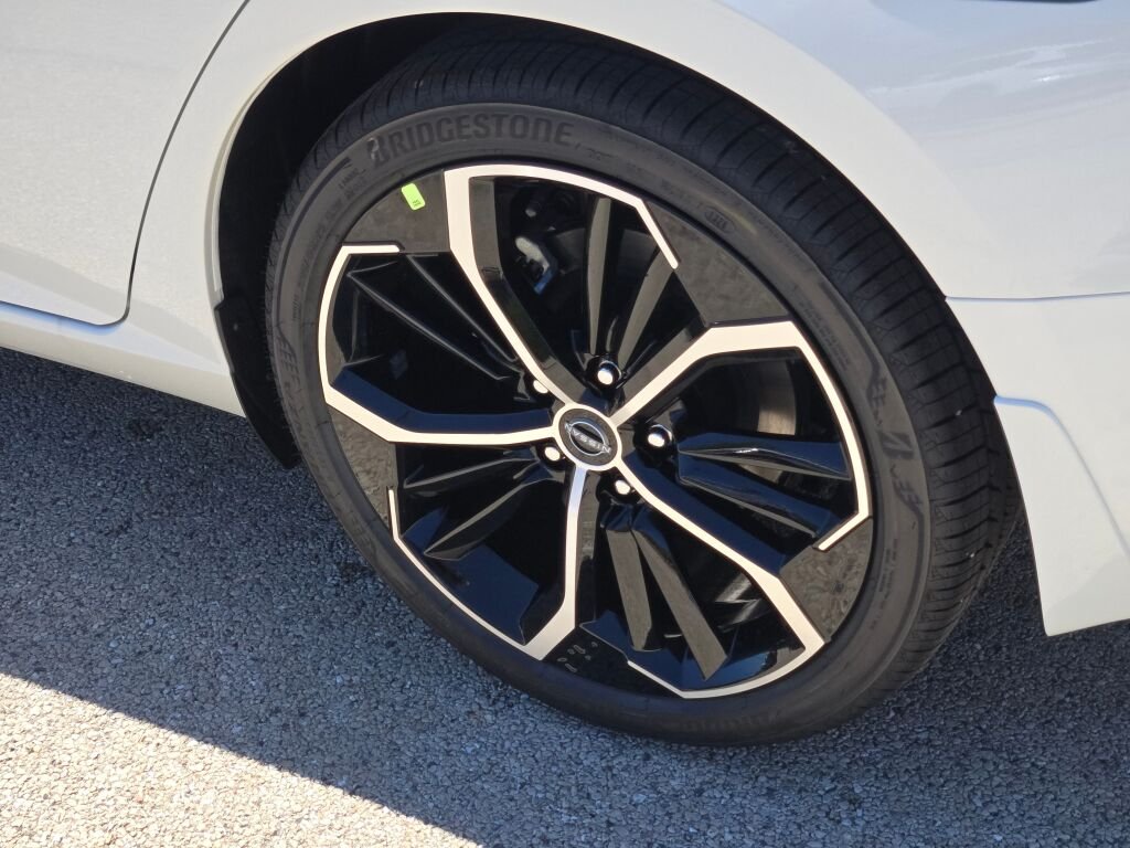 New 2026 Pearl White TriCoat / Super Black Two-tone Nissan SR image 14