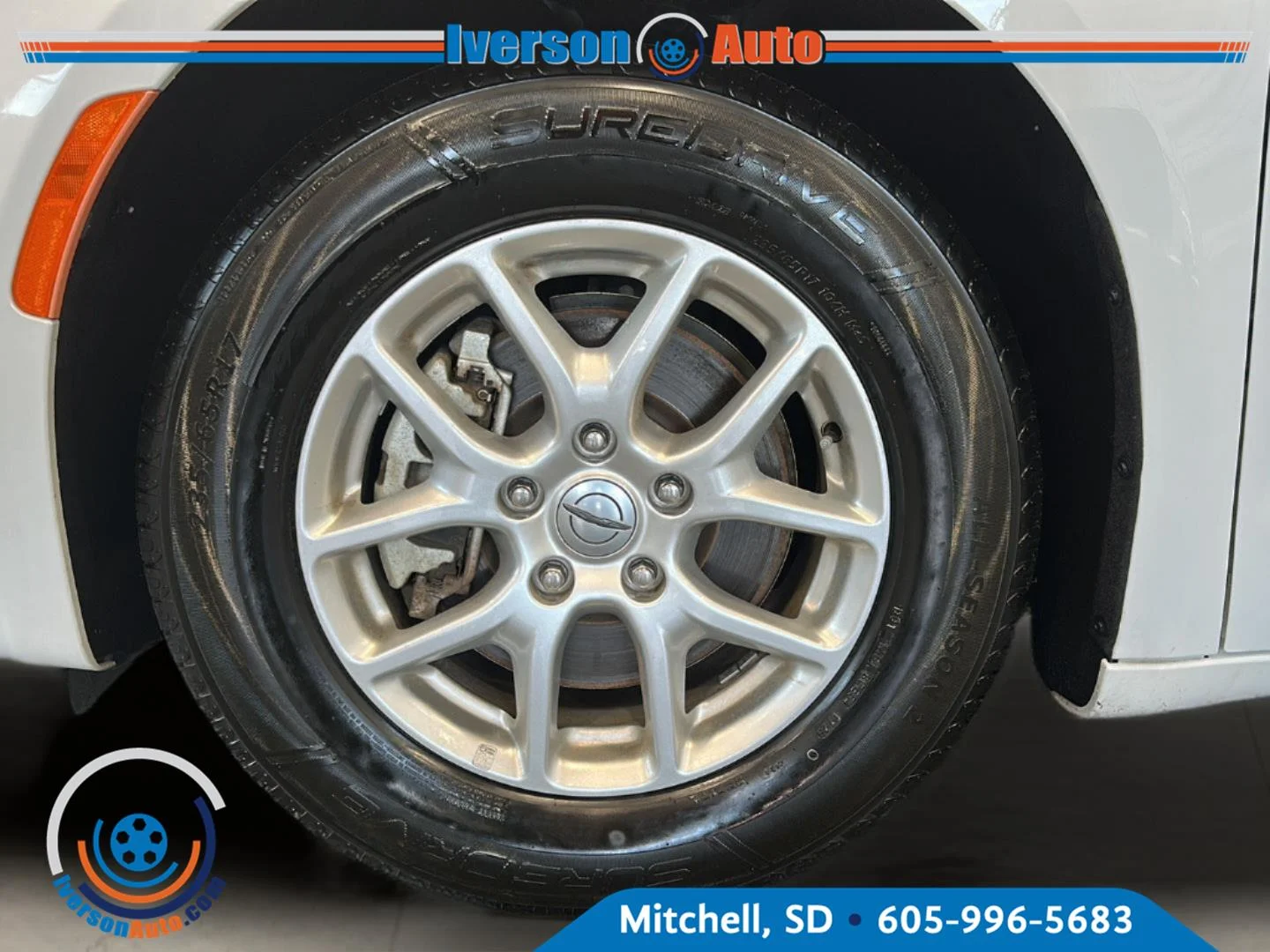Used 2023 Bright White Clearcoat Chrysler LX image 9