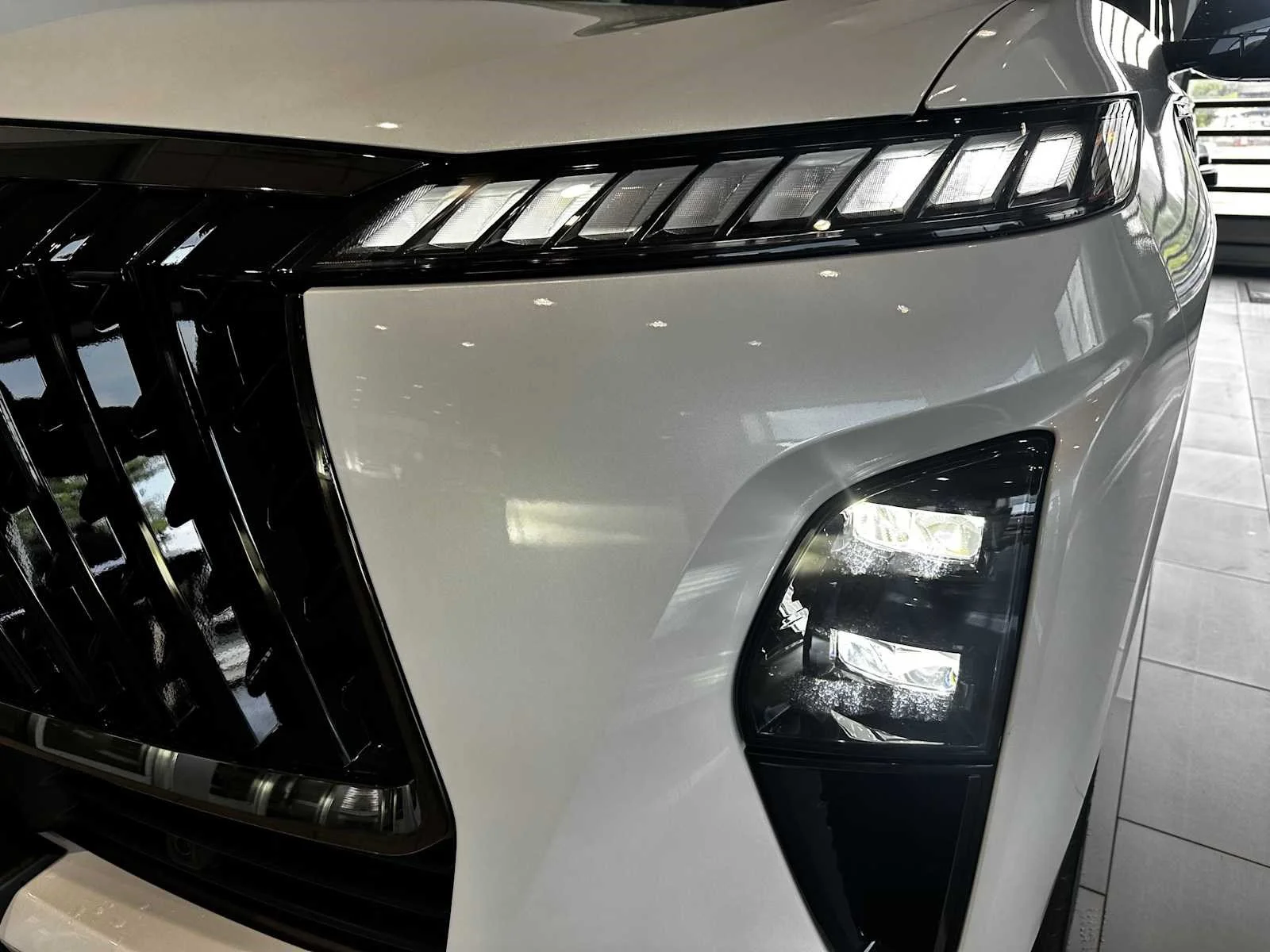 New 2027 2T RADIANT WHIT INFINITI Sport 4WD image 5