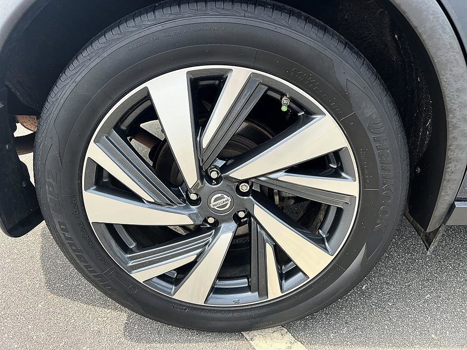 Used 2017 Arctic Blue Metallic Nissan Platinum image 11