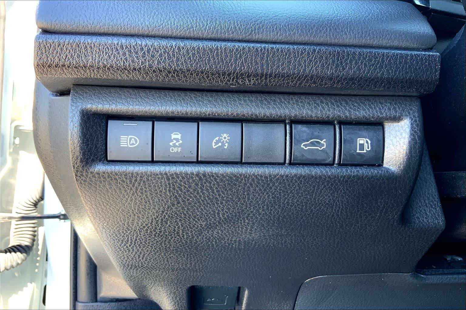 Used 2025 Wind Chill Pearl Toyota XSE image 33
