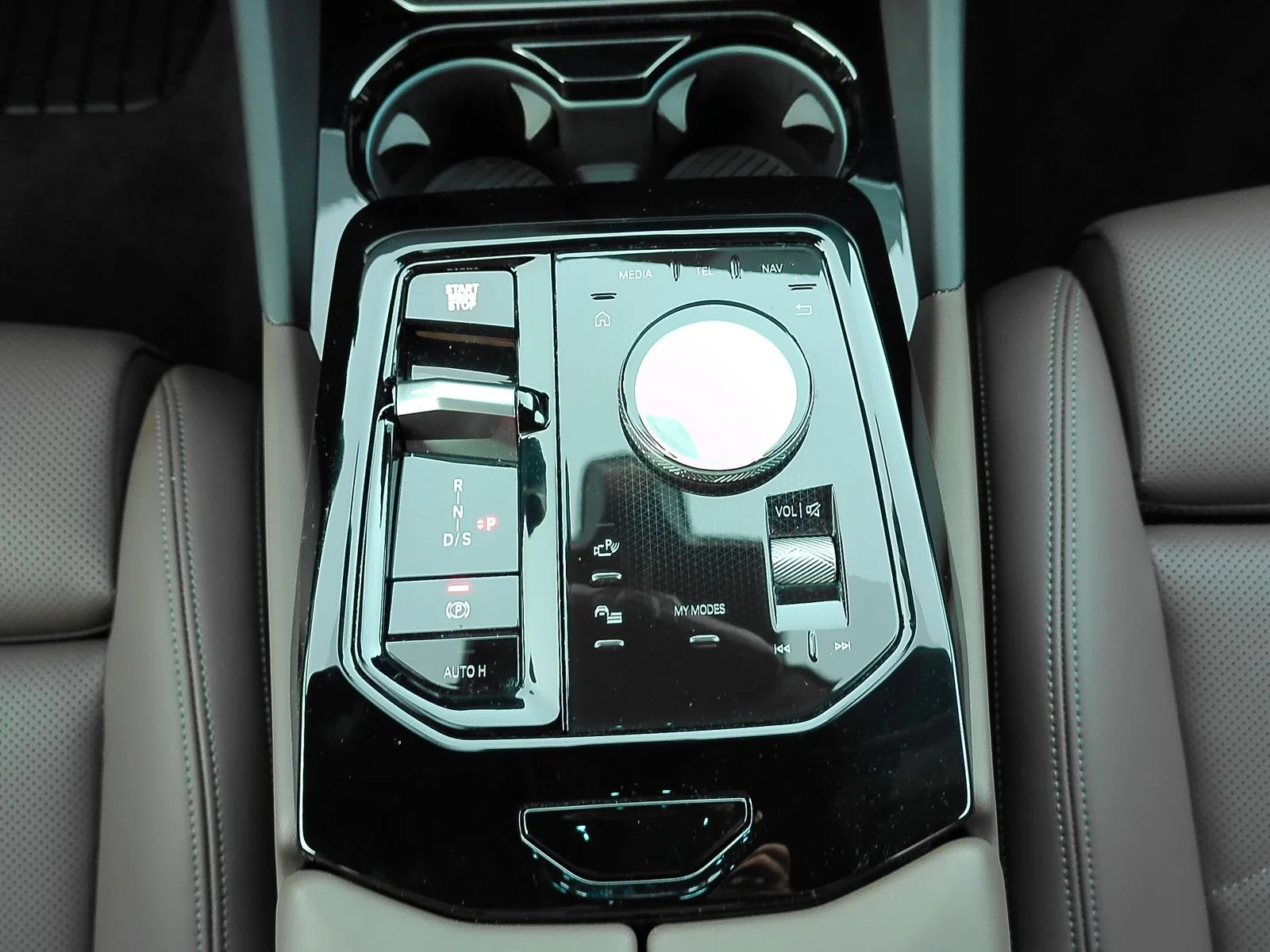 Used 2024 White BMW 530i xDrive image 20