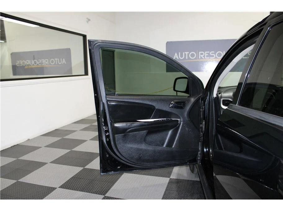 Used 2019 Pitch Black Clearcoat Dodge SE Value Pkg image 11