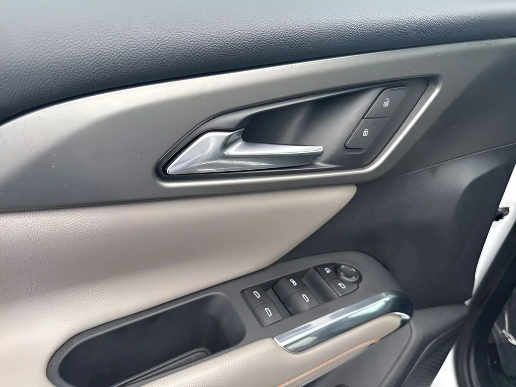 Used 2025 White Chevrolet LT image 28
