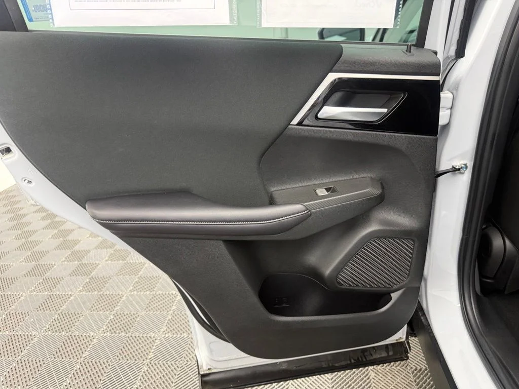 Used 2023  Mitsubishi ES image 26