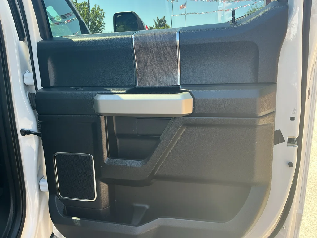 Used 2019 White Platinum Tri-Coat Metallic Ford LARIAT image 15