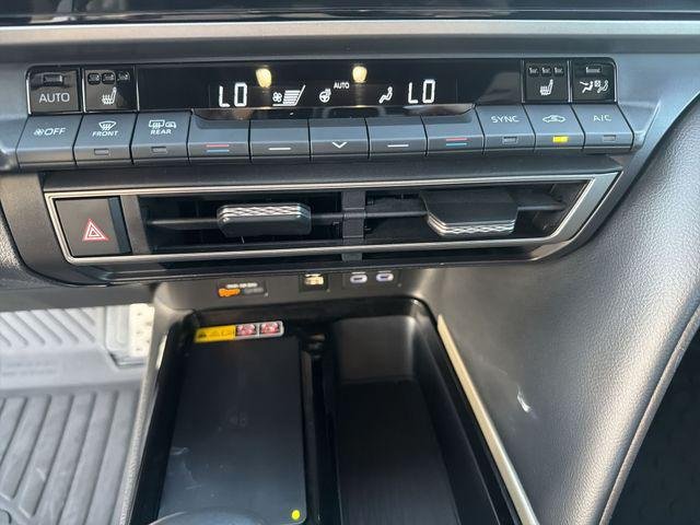 Certified Used 2025 WIND CHILL PEARL Toyota  image 22