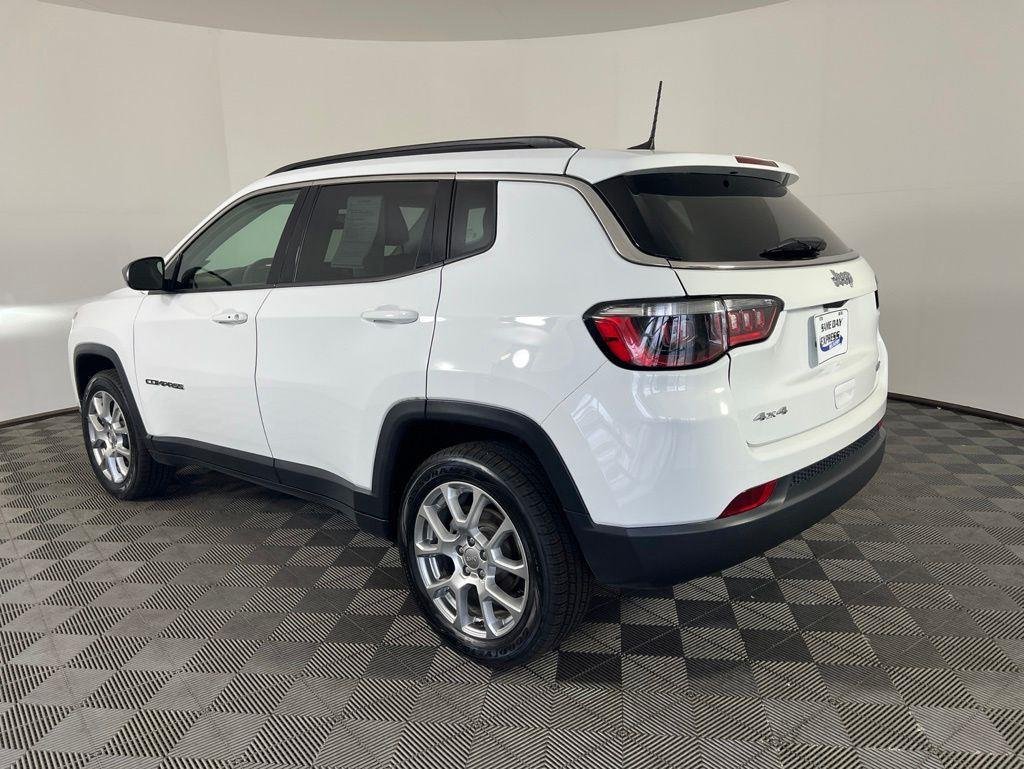 Used 2022 Bright White Clearcoat Jeep Latitude Lux image 24