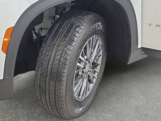 Used 2025 White Chevrolet LT image 31