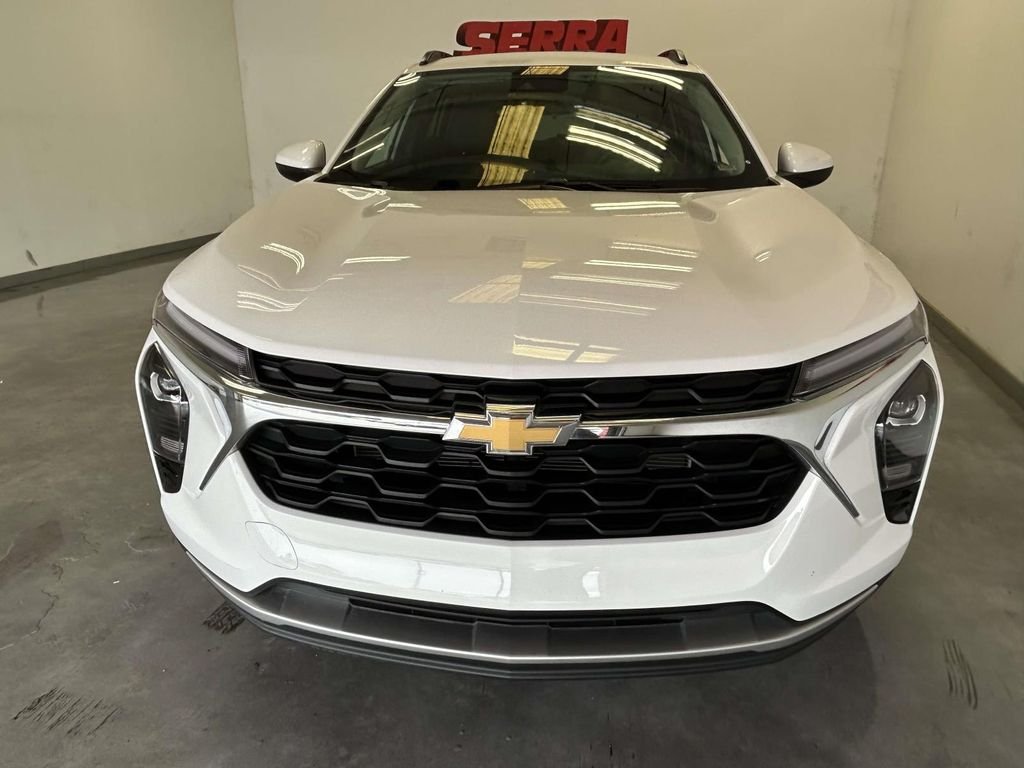 Used 2025 White Chevrolet LT image 8