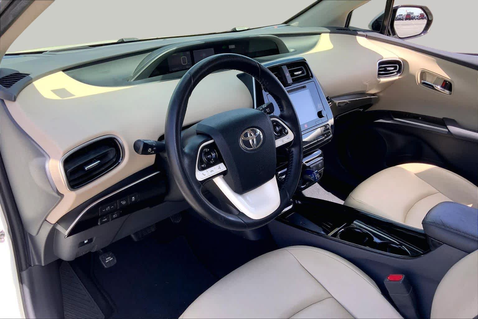Used 2017 Blizzard Pearl Toyota Four image 17