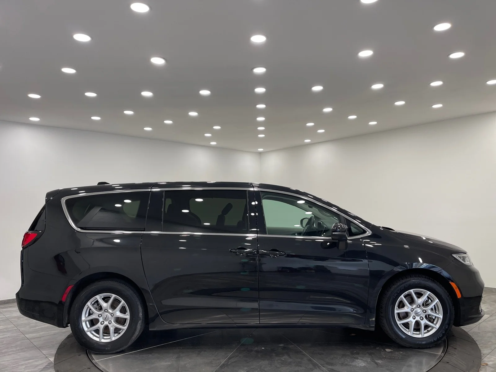 Used 2023 Brilliant Black Crystal Pearlcoat Chrysler Touring L image 8