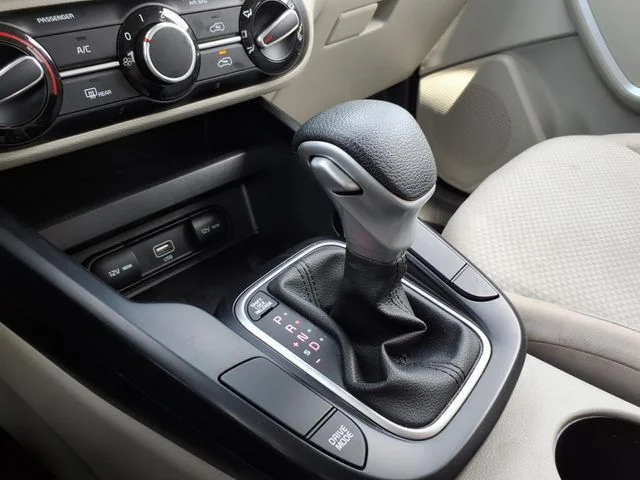 Used 2022 White Kia LX image 27