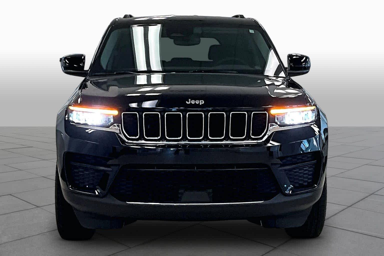 Used 2023 Diamond Black Crystal Pearlcoat Jeep Laredo image 3
