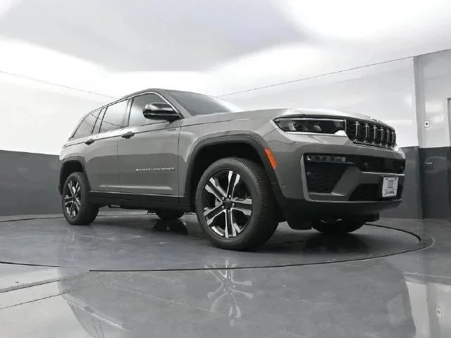 New 2027 Sting-Gray Clear-Coat Paint Jeep Limited image 18