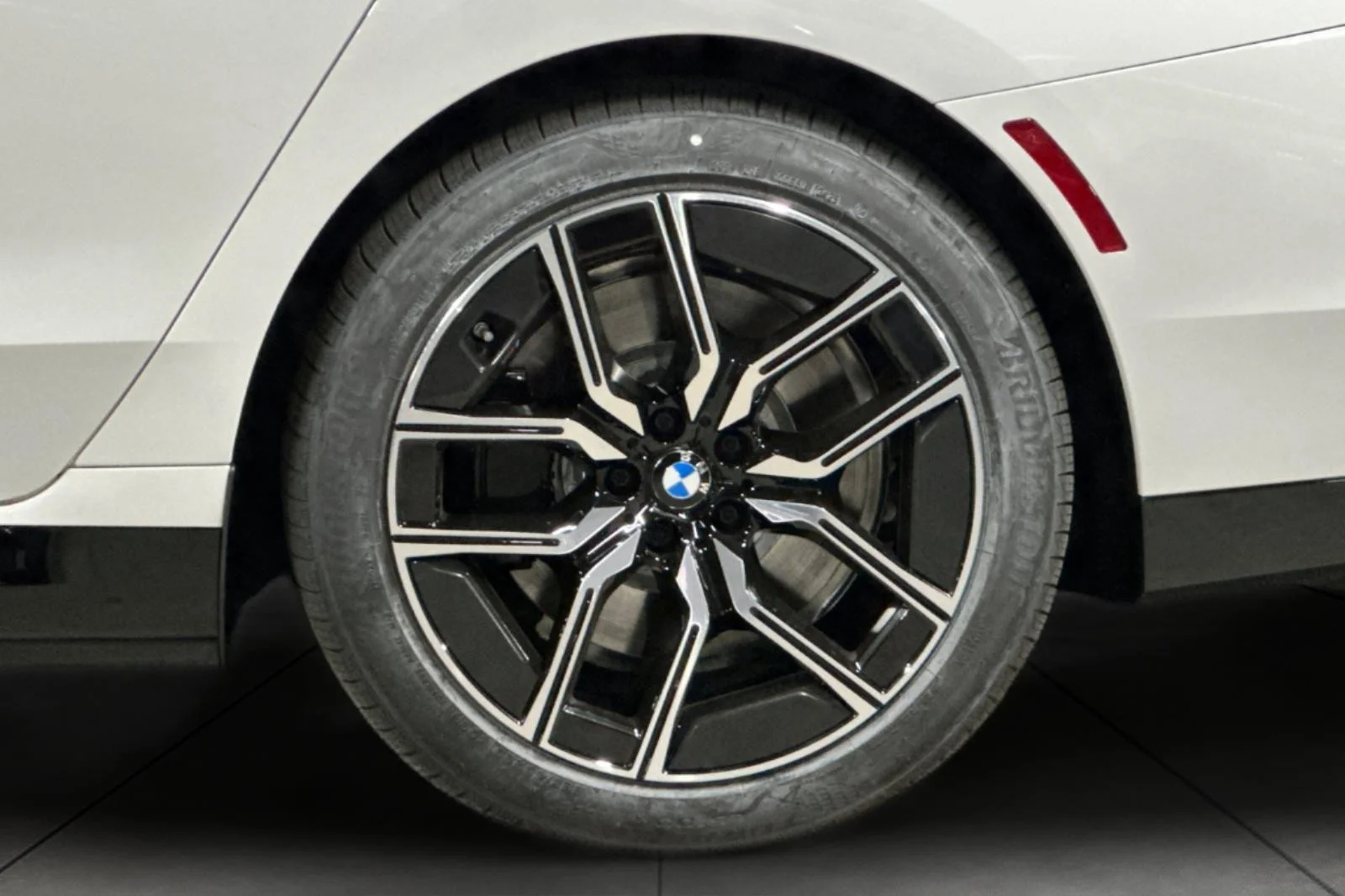 New 2026 Alpine White BMW xDrive60 image 25