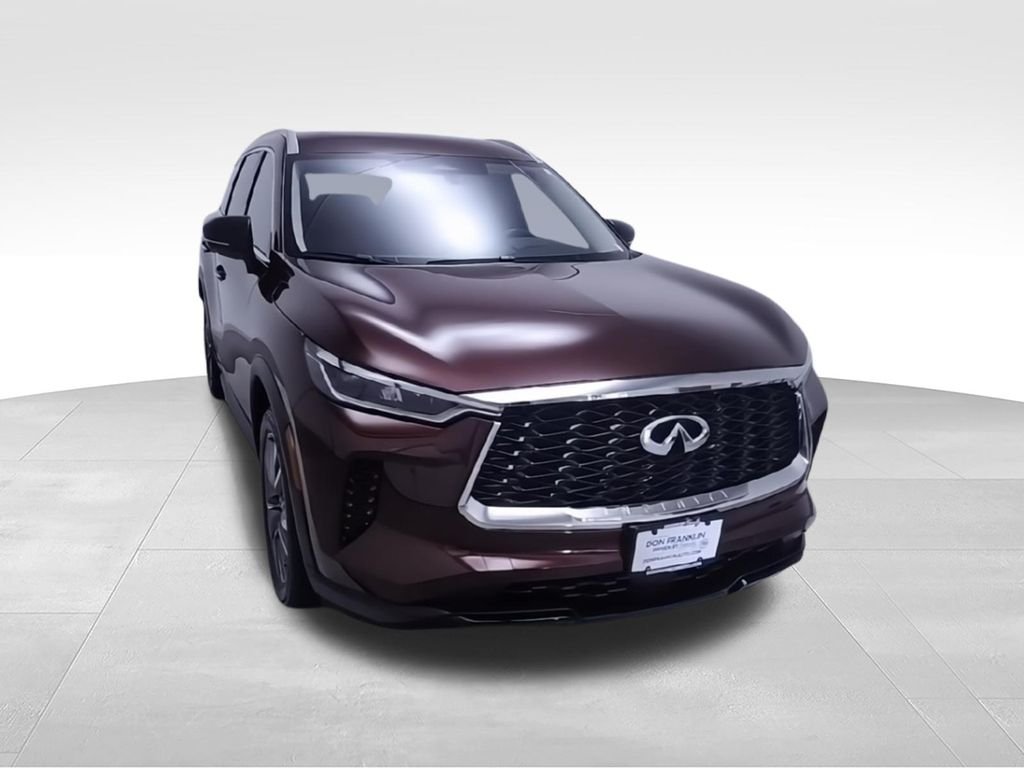 Used 2024 Red INFINITI LUXE image 3