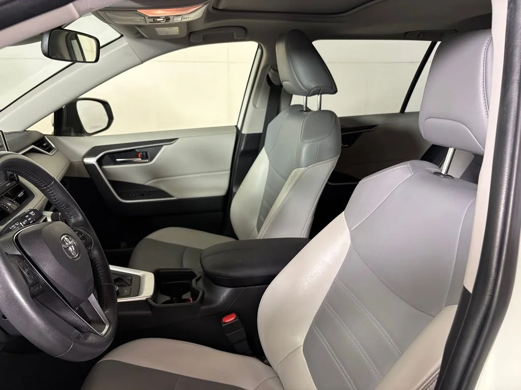 Used 2021 White Toyota XLE Premium image 19