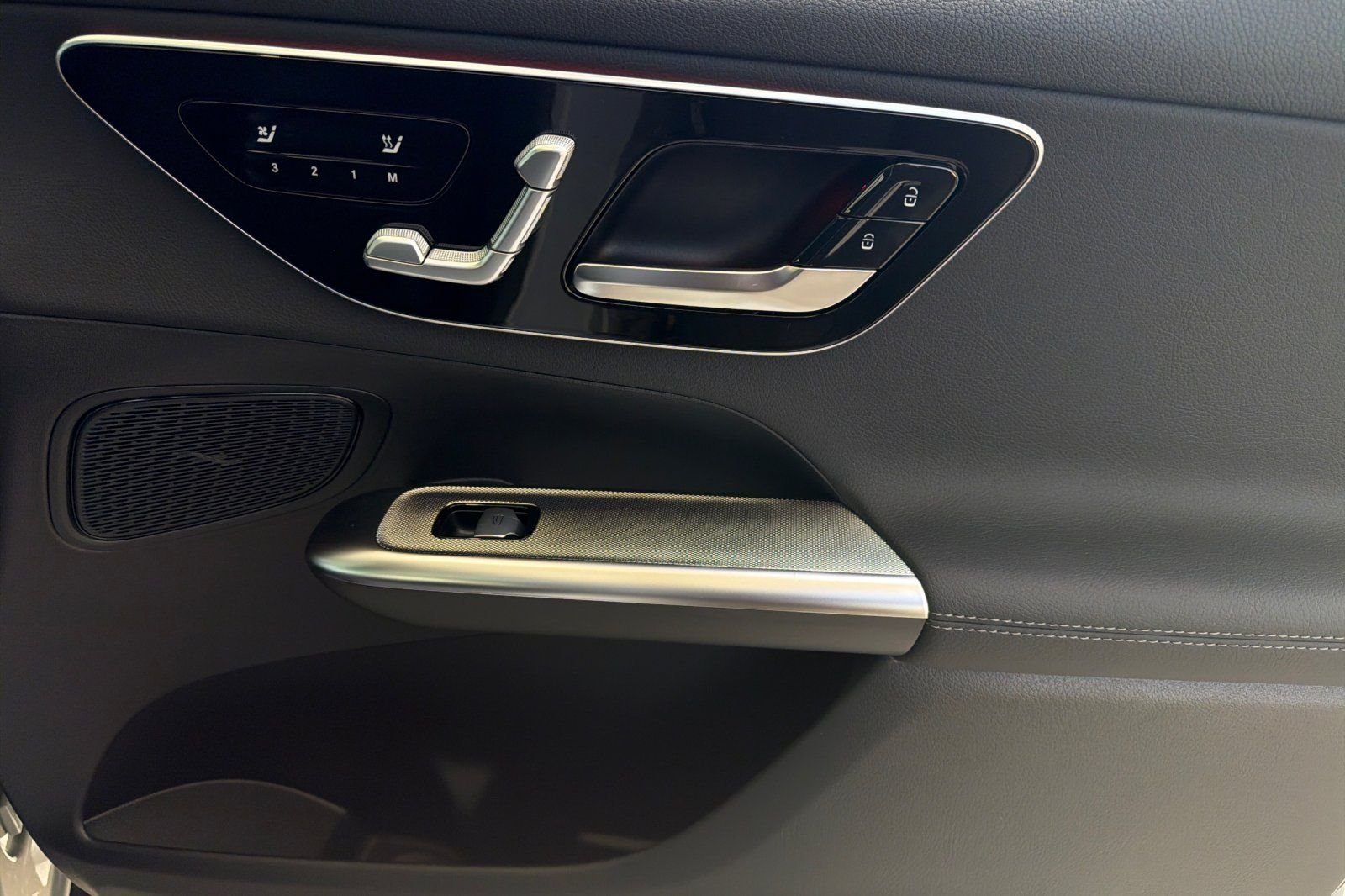 New 2026 MANUFAKTUR Alpine Grey Mercedes-Benz GLC 300 image 34