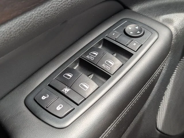 Used 2014 Brilliant Black Crystal Pearlcoat Jeep Laredo image 19