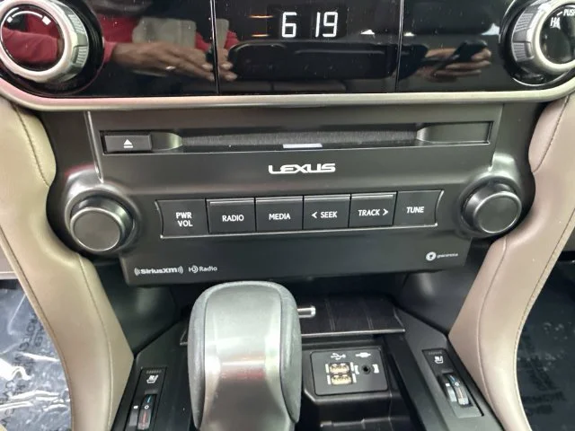 Used 2022  Lexus 460 image 34
