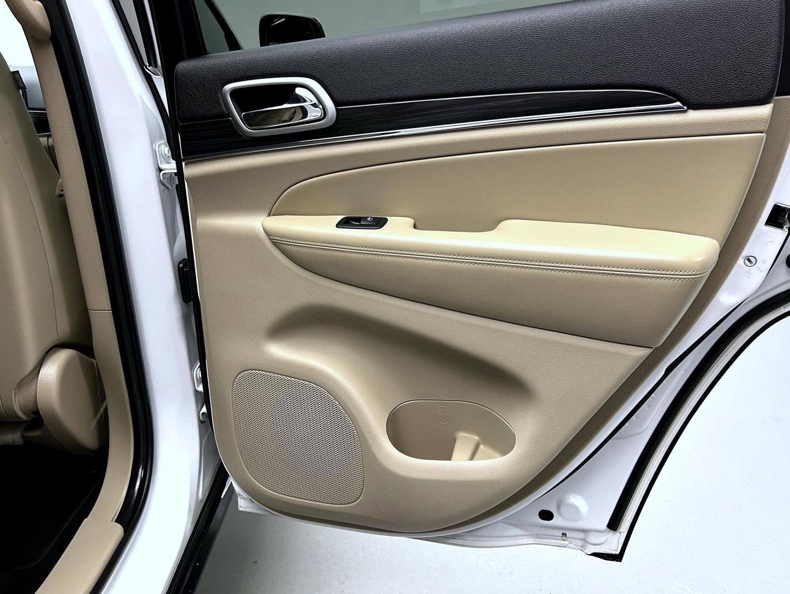 Used 2019 White Jeep Limited image 17