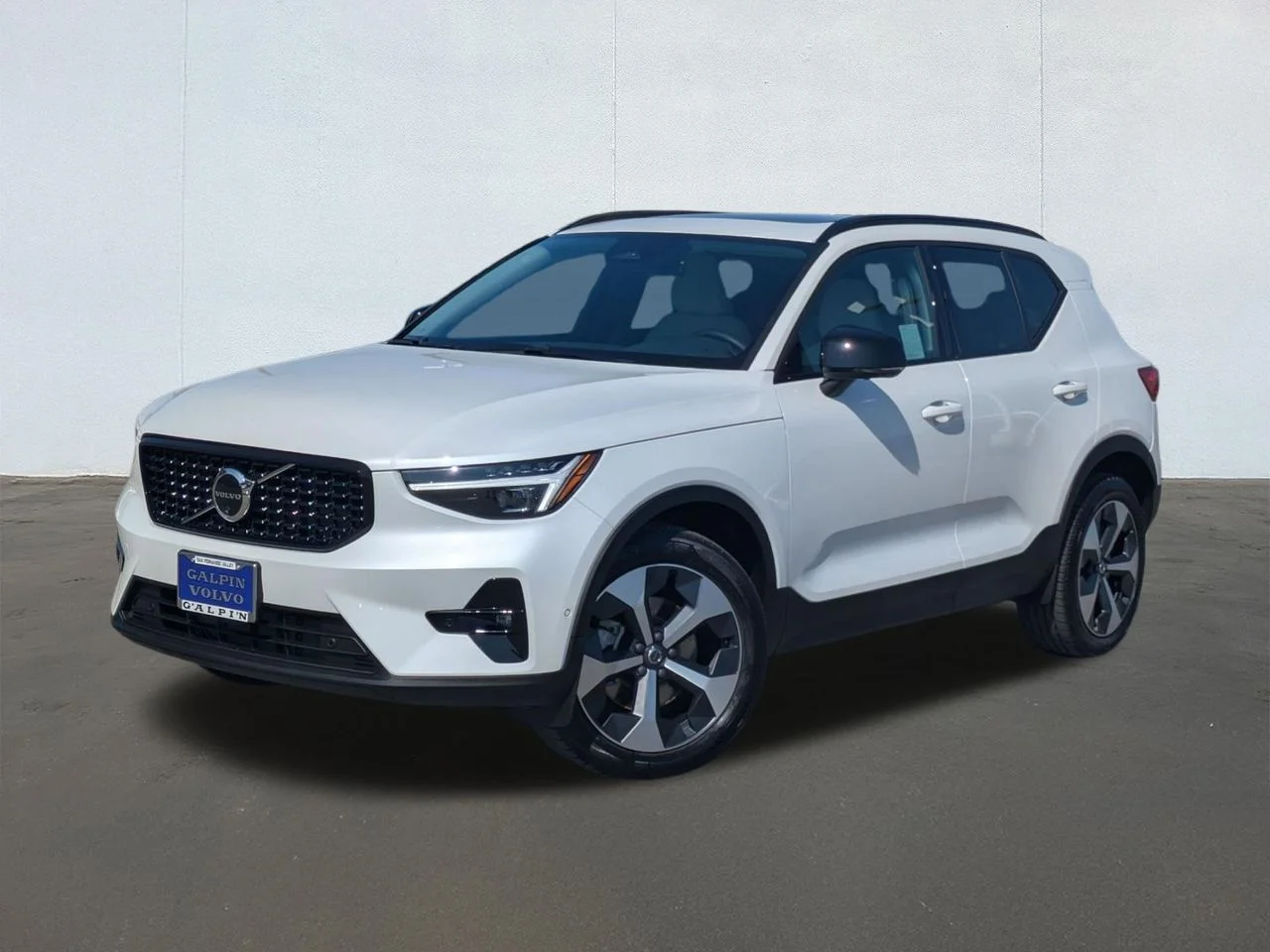 2026 Volvo XC40 B5 Plus Dark AWD's photo