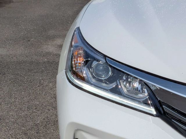 Used 2017 White Honda EX-L image 10