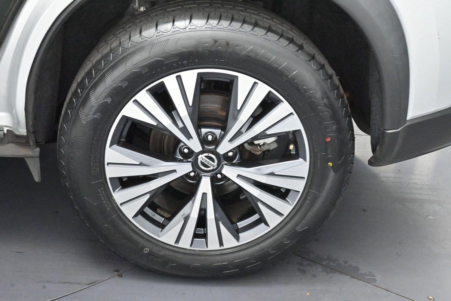 Used 2021 Brilliant Silver Metallic Nissan SV image 31