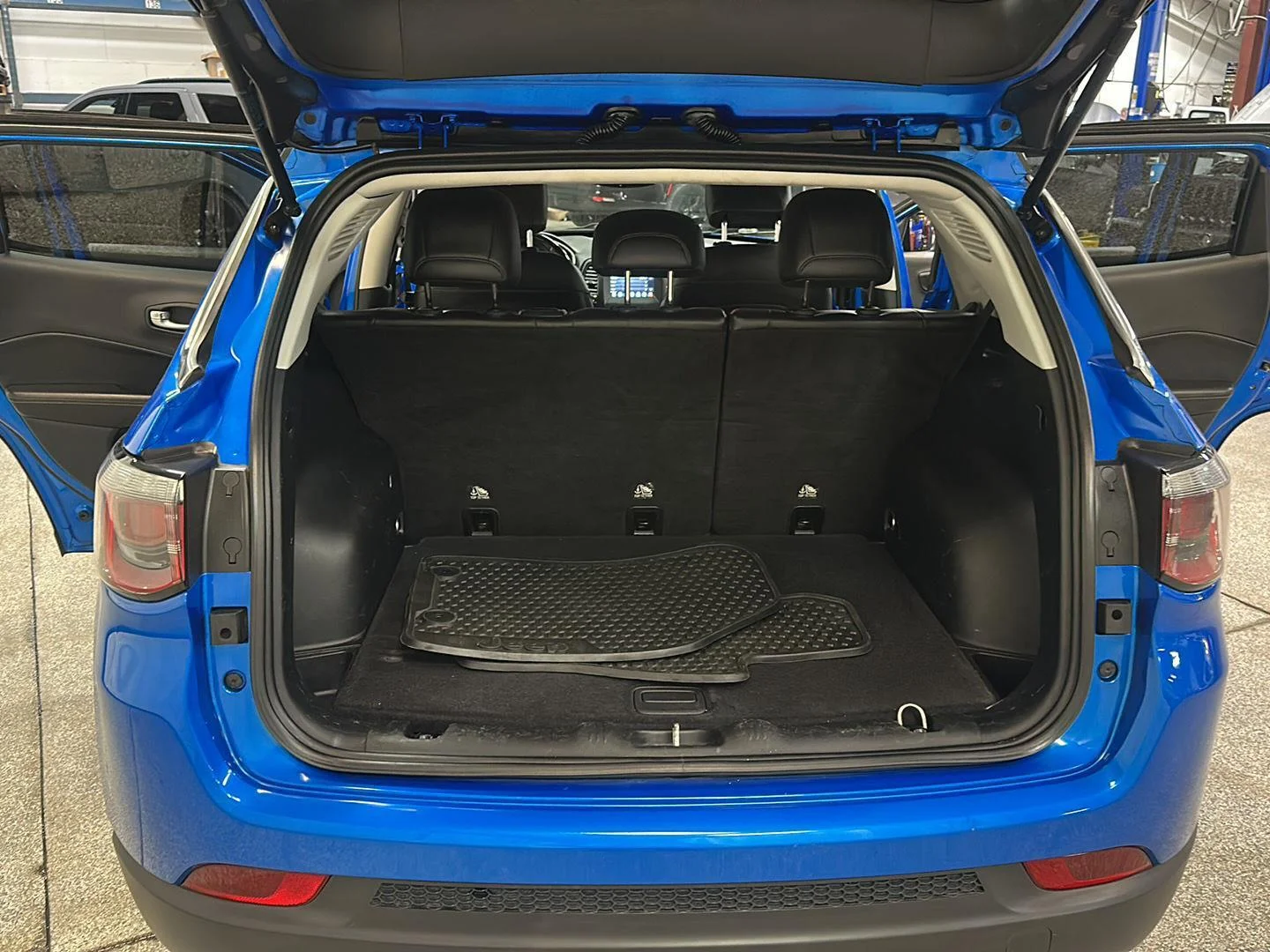 Used 2018 Laser Blue Pearlcoat Jeep Latitude image 26