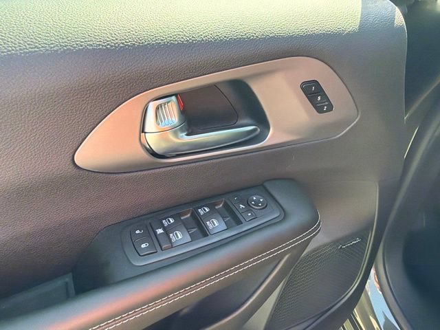 New 2027 Olive Green Pearl-Coat Exterior Paint Chrysler Limited image 17