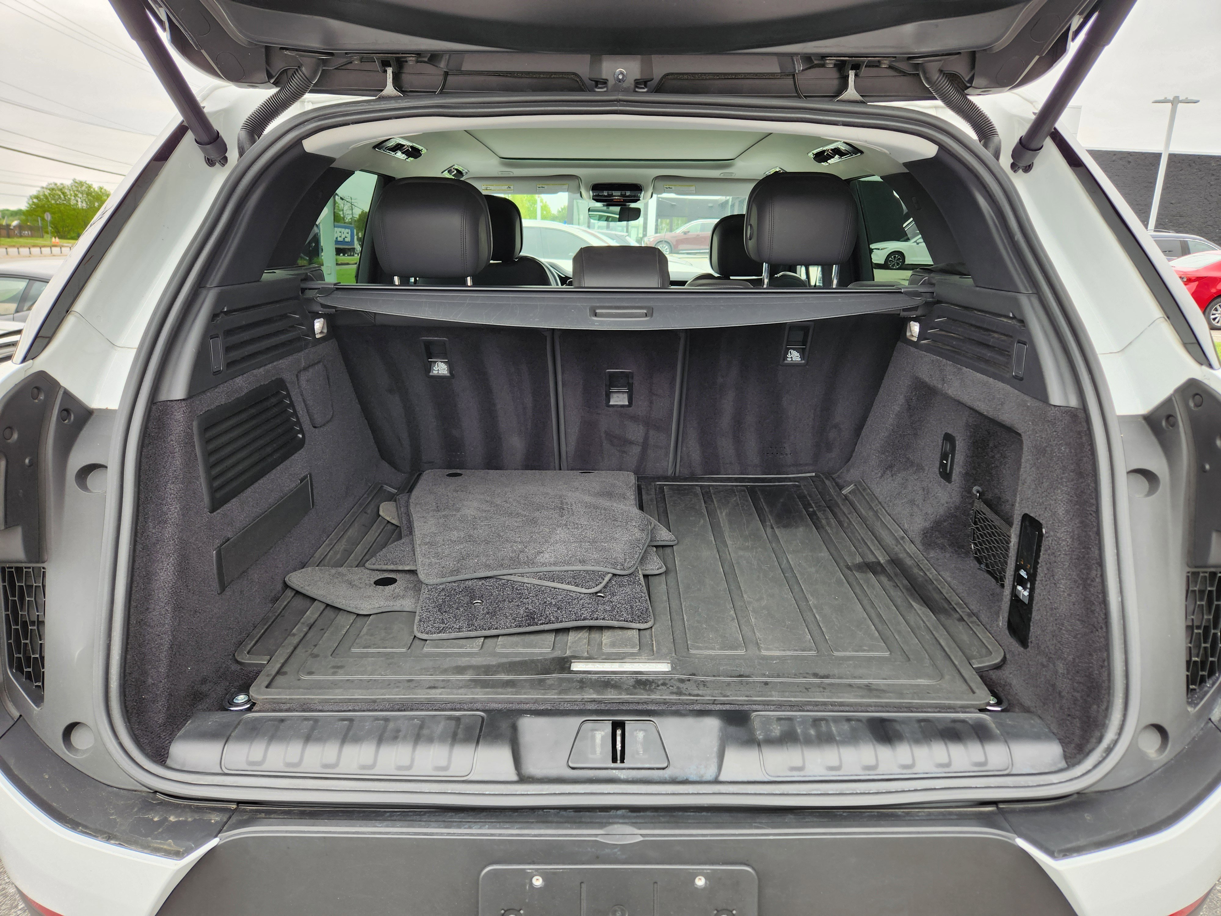 Certified Used 2024 Fuji White Land Rover SE image 8