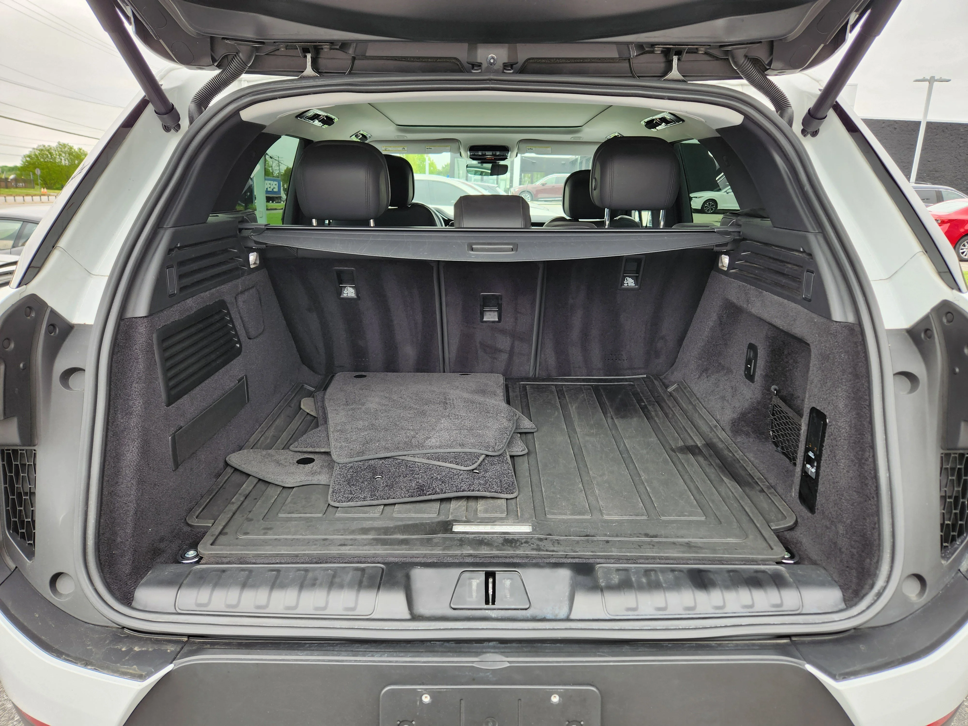 Certified Used 2024 Fuji White Land Rover SE image 8