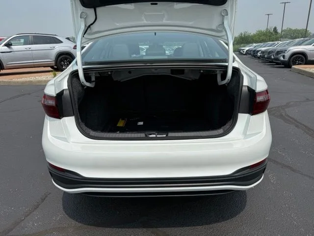 New 2026 White Volkswagen 1.5T SE image 3