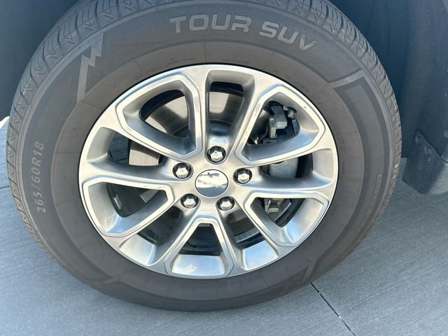 Used 2016 White Dodge SXT image 9