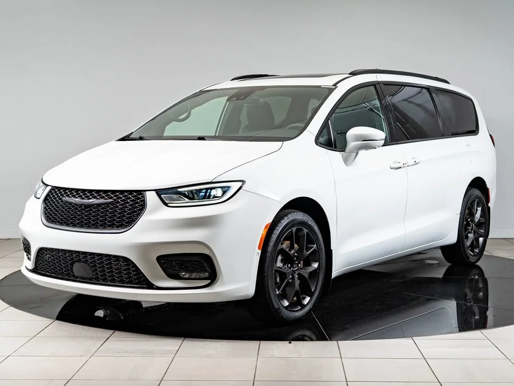 Used 2022 Bright White Clearcoat Chrysler Limited image 1