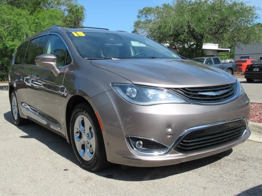 2018 Chrysler Pacifica Hybrid Touring L's photo