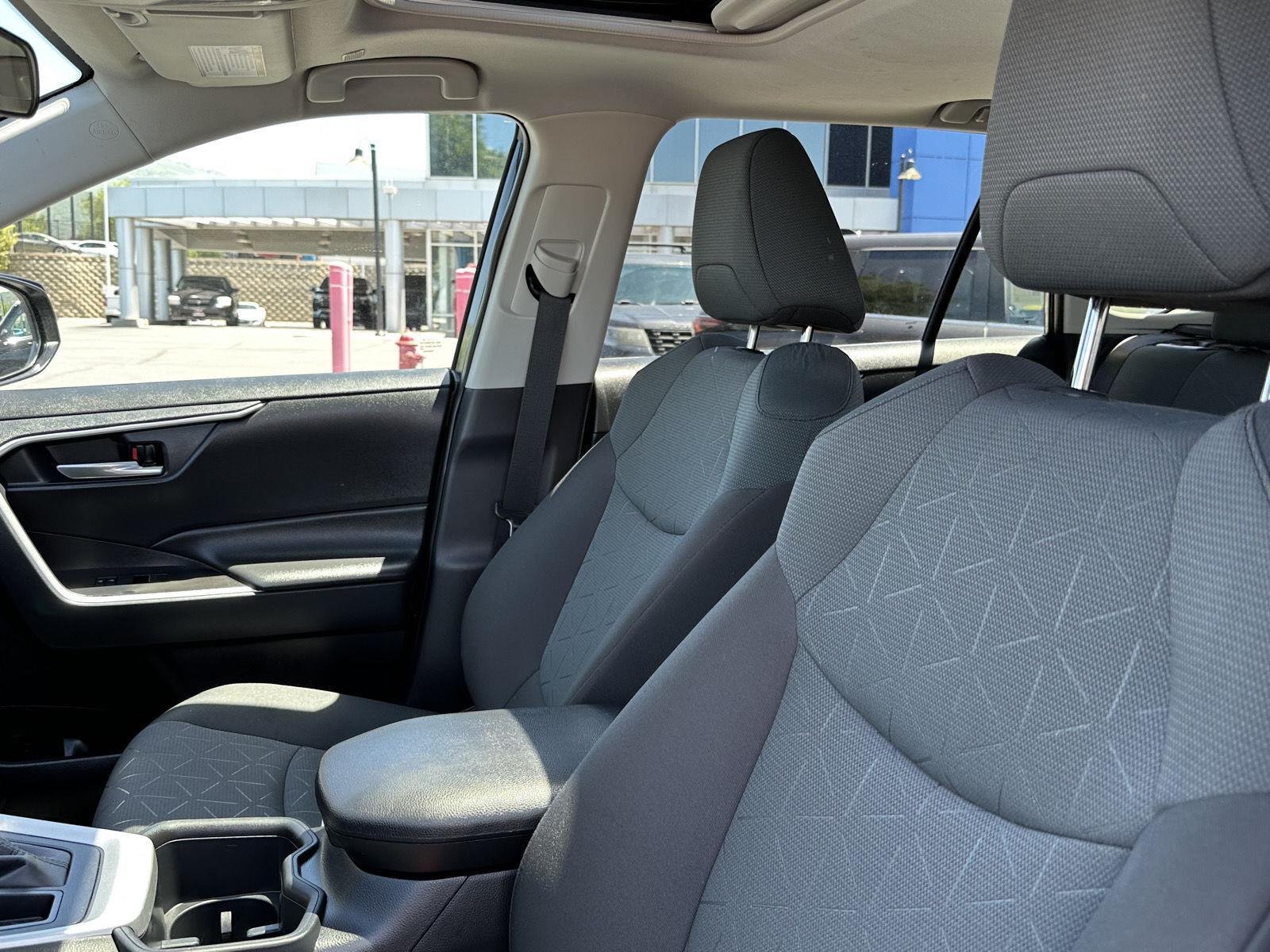 2025 Toyota RAV4 XLE - Photo 23