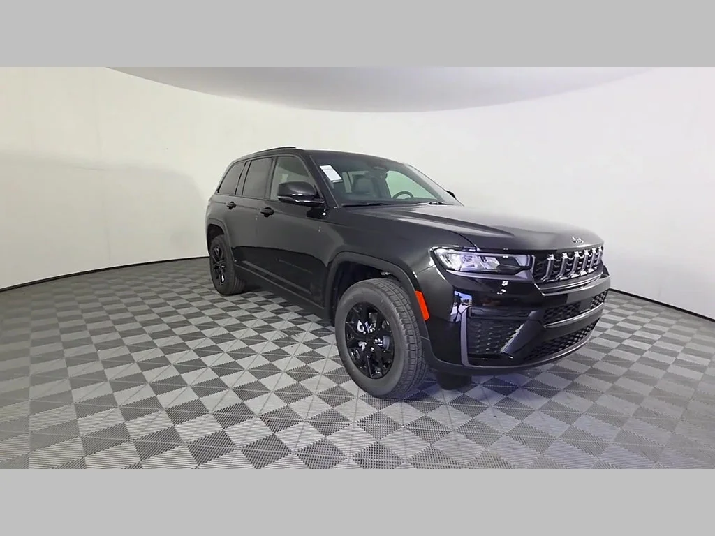 New 2026 Diamond Black Crystal Pearl-Coat Exterior Paint Jeep Laredo Altitude image 38