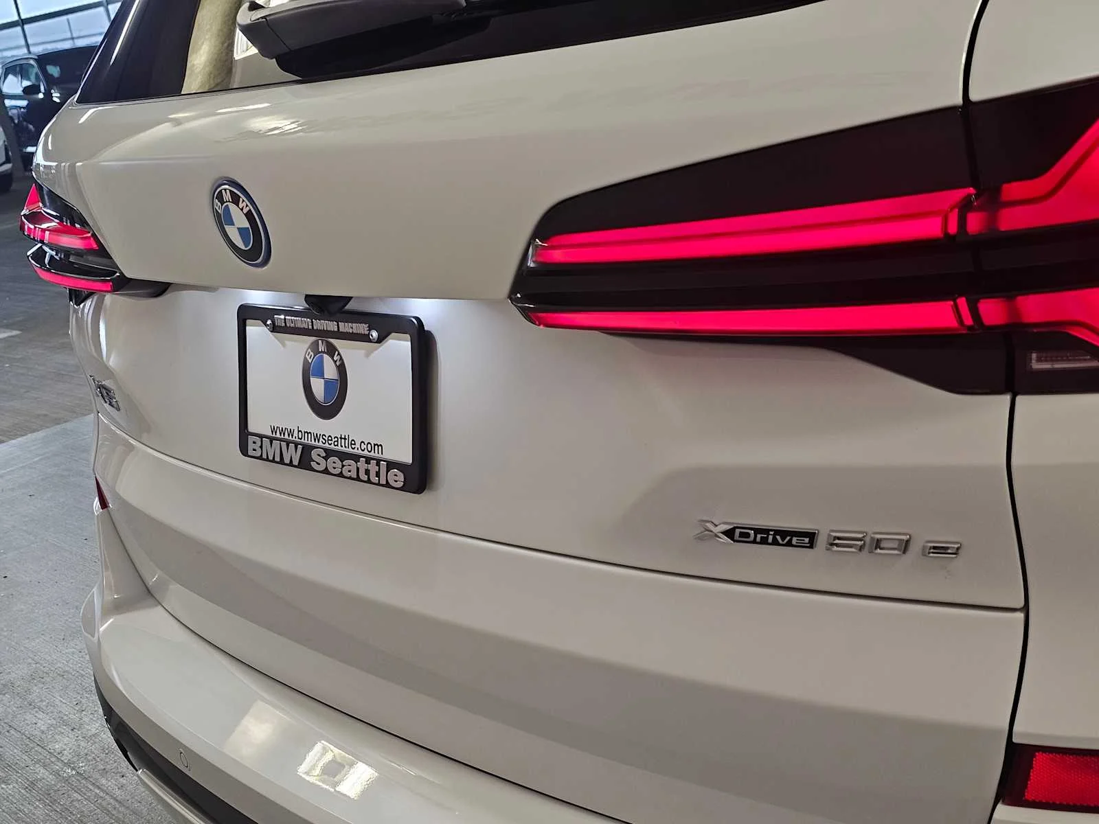 New 2026 Mineral White Metallic BMW xDrive50e image 7