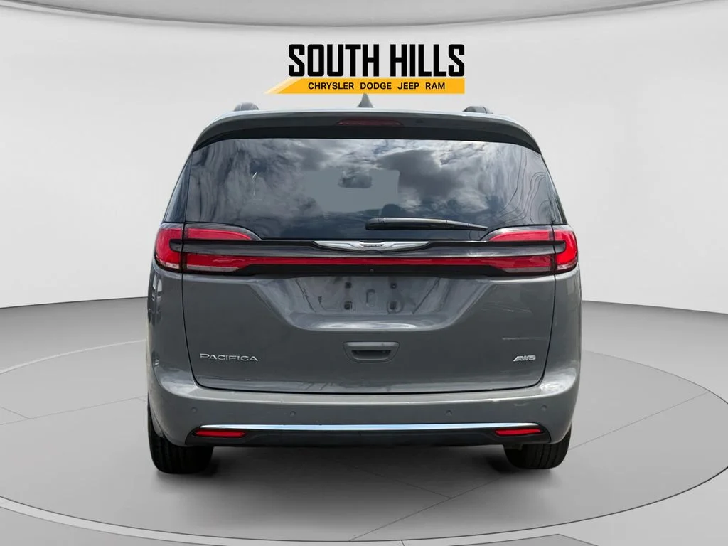 Used 2022 White Chrysler Touring L image 4