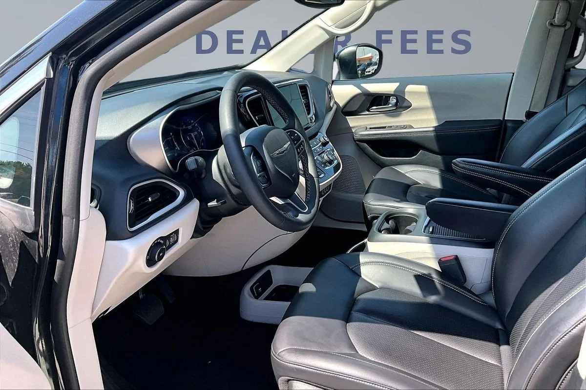 Used 2023 Black Chrysler Touring L image 17