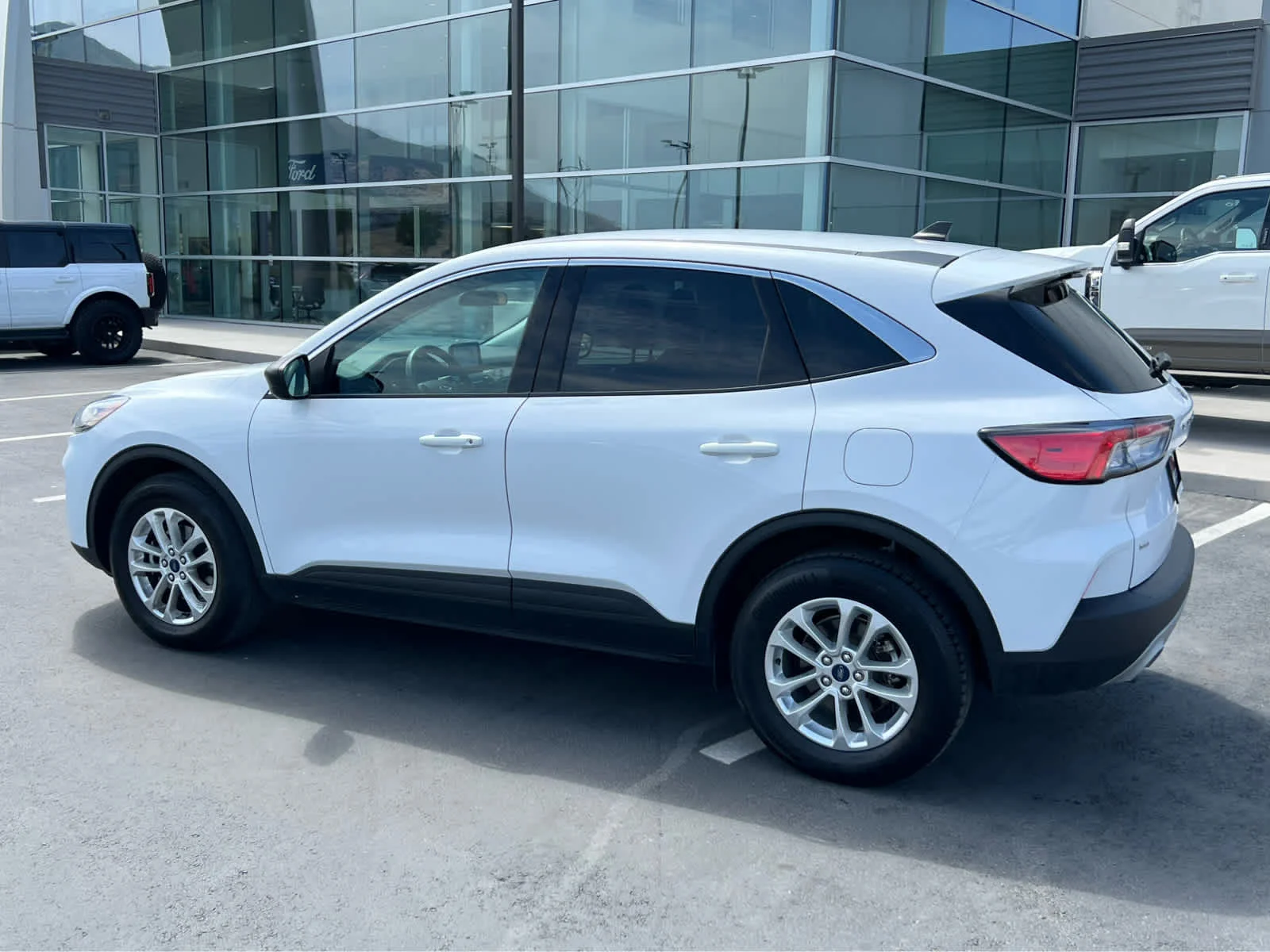 Certified Used 2022 Oxford White Ford SE image 11